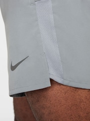 Дымчатый серый  - Nike Challenger Dri-fit 5 дюймов 2-в-1 - Изображение 7 из 8