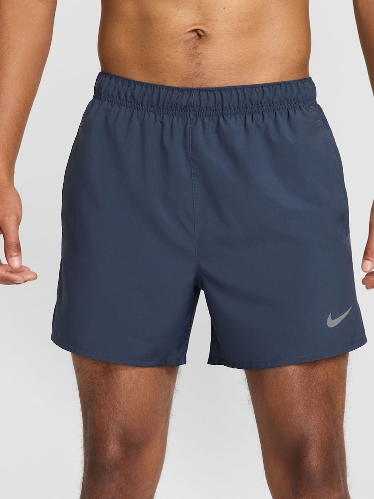 Jasnogranatowy - Szorty do biegania Nike Dri-FIT Challenger 2-w-1 o długości 5 cali - Image 3 of 8