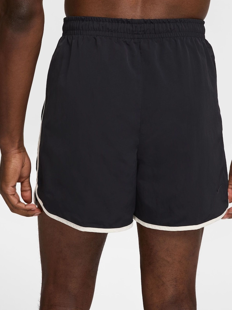 Szorty treningowe Nike Heritage Dri-FIT bez podszewki, o długości 5 cali - Image 3 of 4