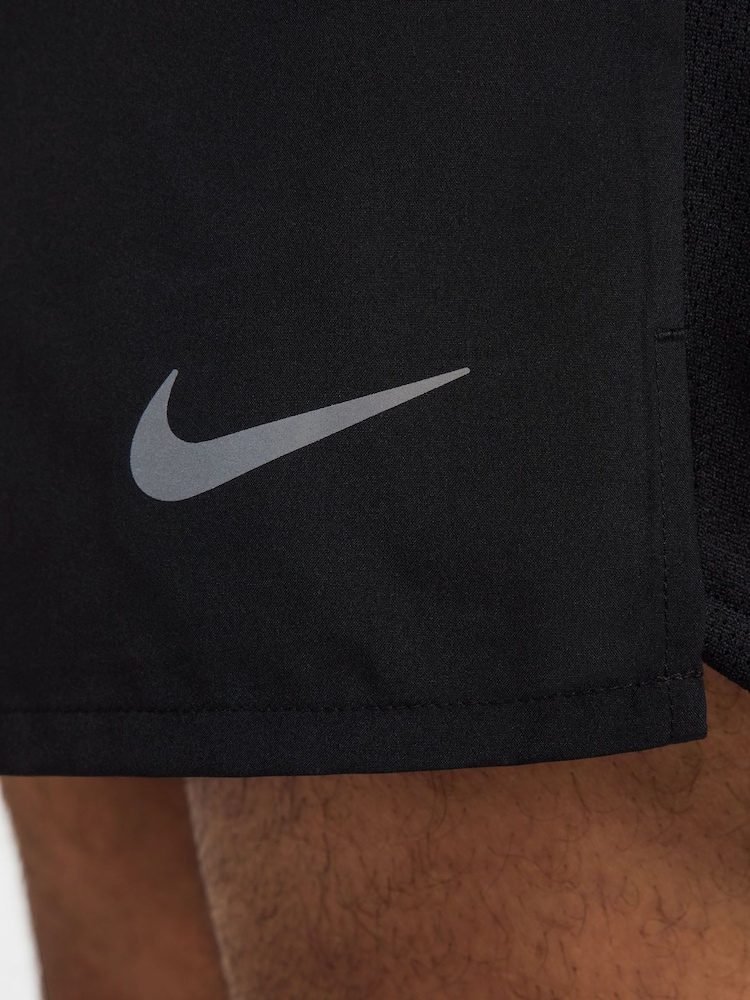 Czarny - Nike Challenger Dri-FIT 5 inch 2-In-1 Running Shorts - Image 7 of 9