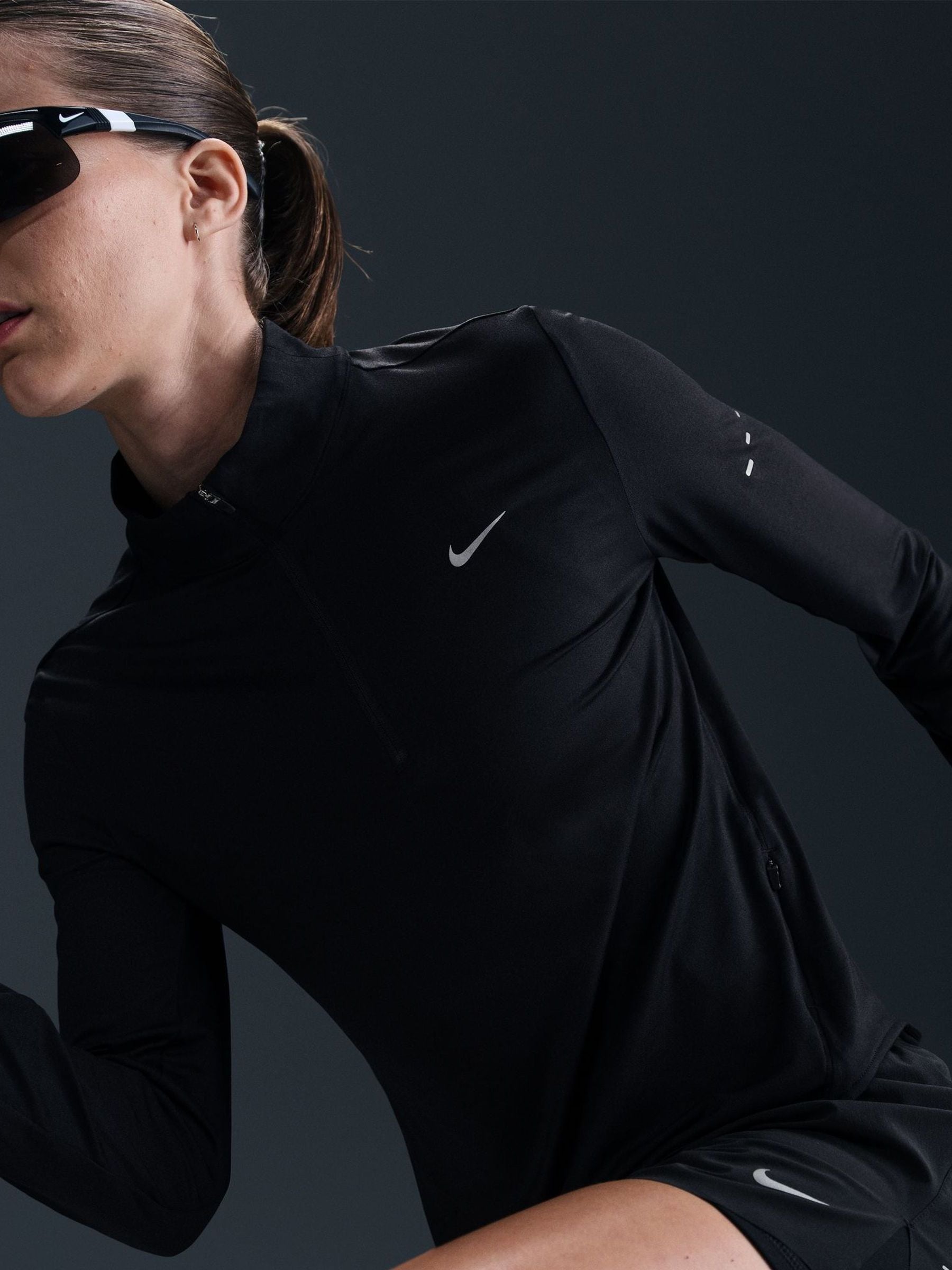Przeglądaj Czarny - Nike Swift Dri-FIT UV 1/2-Zip Running