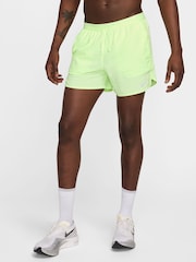 Verde lima - Pantalones cortos para correr Dri-FIT Stride de 5 pulgadas de Nike - Imagen 1 de 7