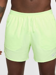 Verde lima - Pantalones cortos para correr Dri-FIT Stride de 5 pulgadas de Nike - Imagen 2 de 7