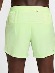 Verde lima - Pantalones cortos para correr Dri-FIT Stride de 5 pulgadas de Nike - Imagen 3 de 7