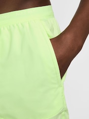 Verde lima - Pantalones cortos para correr Dri-FIT Stride de 5 pulgadas de Nike - Imagen 4 de 7