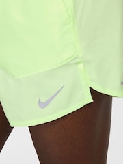 Verde lima - Pantalones cortos para correr Dri-FIT Stride de 5 pulgadas de Nike - Imagen 5 de 7