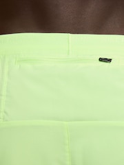 Verde lima - Pantalones cortos para correr Dri-FIT Stride de 5 pulgadas de Nike - Imagen 6 de 7