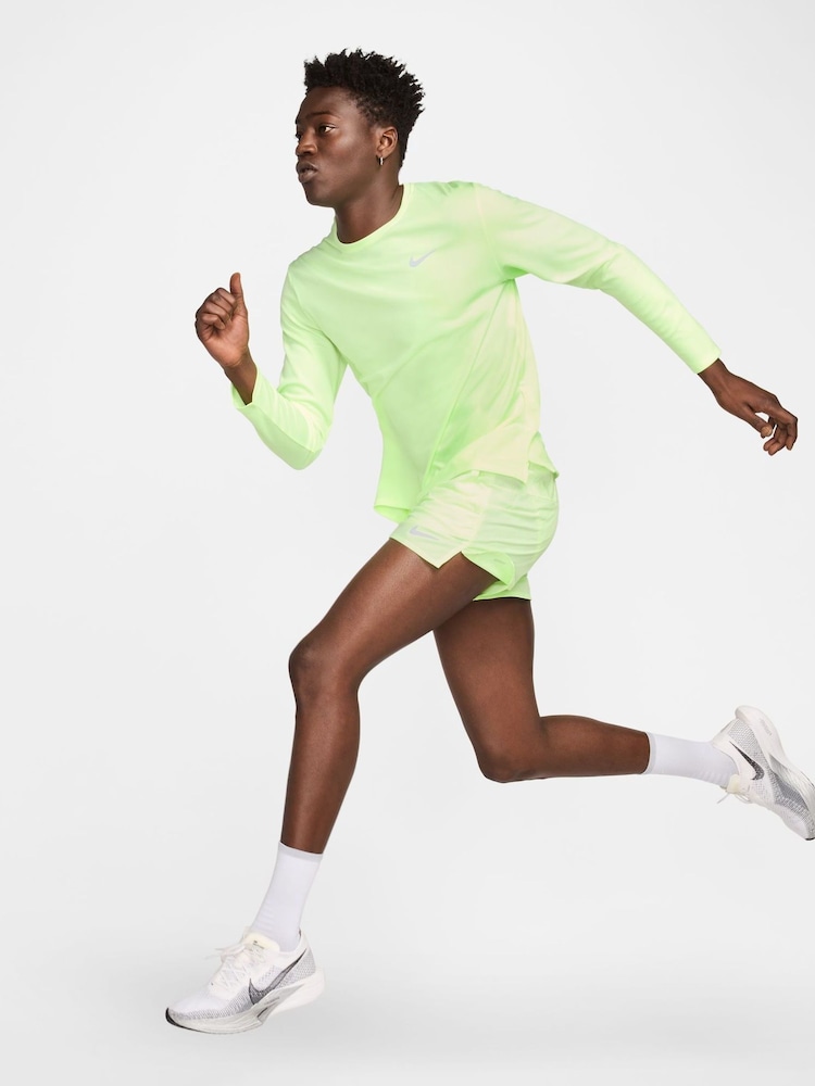 Verde lima - Pantalones cortos para correr Dri-FIT Stride de 5 pulgadas de Nike - Imagen 7 de 7