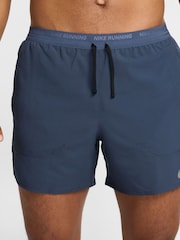 Azul trueno - Pantalones cortos para correr Dri-FIT Stride de 5 pulgadas de Nike - Imagen 2 de 13