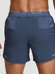 Azul trueno - Pantalones cortos para correr Dri-FIT Stride de 5 pulgadas de Nike - Imagen 3 de 13