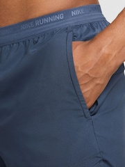 Azul trueno - Pantalones cortos para correr Dri-FIT Stride de 5 pulgadas de Nike - Imagen 4 de 13