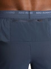 Azul trueno - Pantalones cortos para correr Dri-FIT Stride de 5 pulgadas de Nike - Imagen 6 de 13