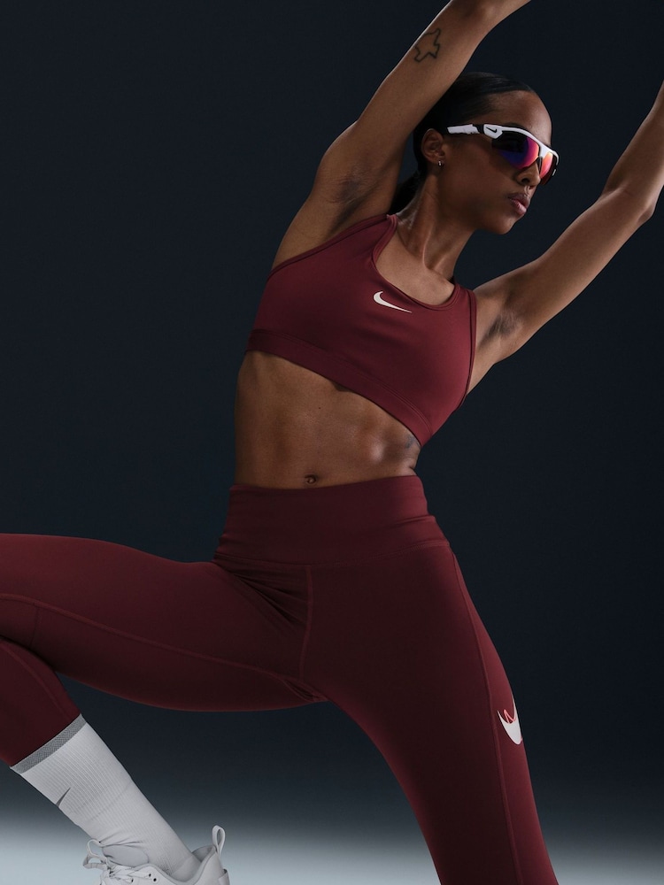 Donker team rood - Nike Fast Mid Rise 7/8 Leggings - Image 4 of 5
