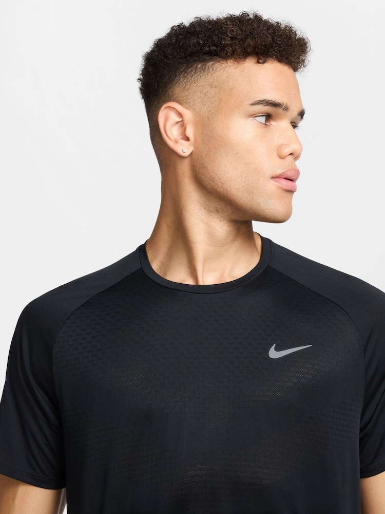 Czarny - Koszulka do biegania Nike Dri-FIT Stride - Image 3 of 9