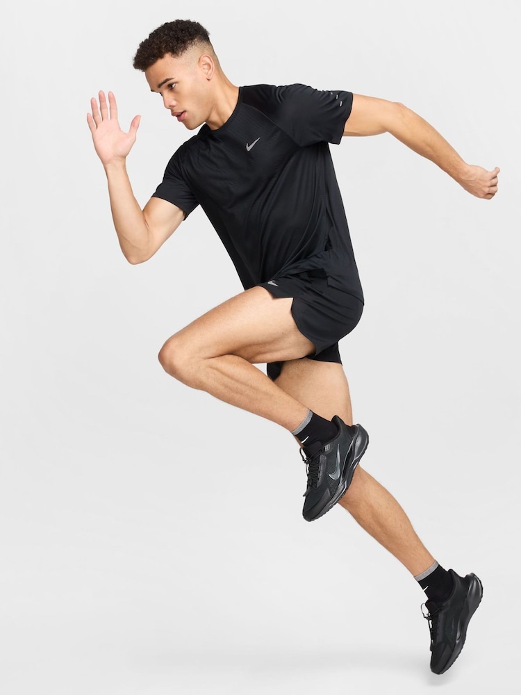 Czarny - Koszulka do biegania Nike Dri-FIT Stride - Image 6 of 9