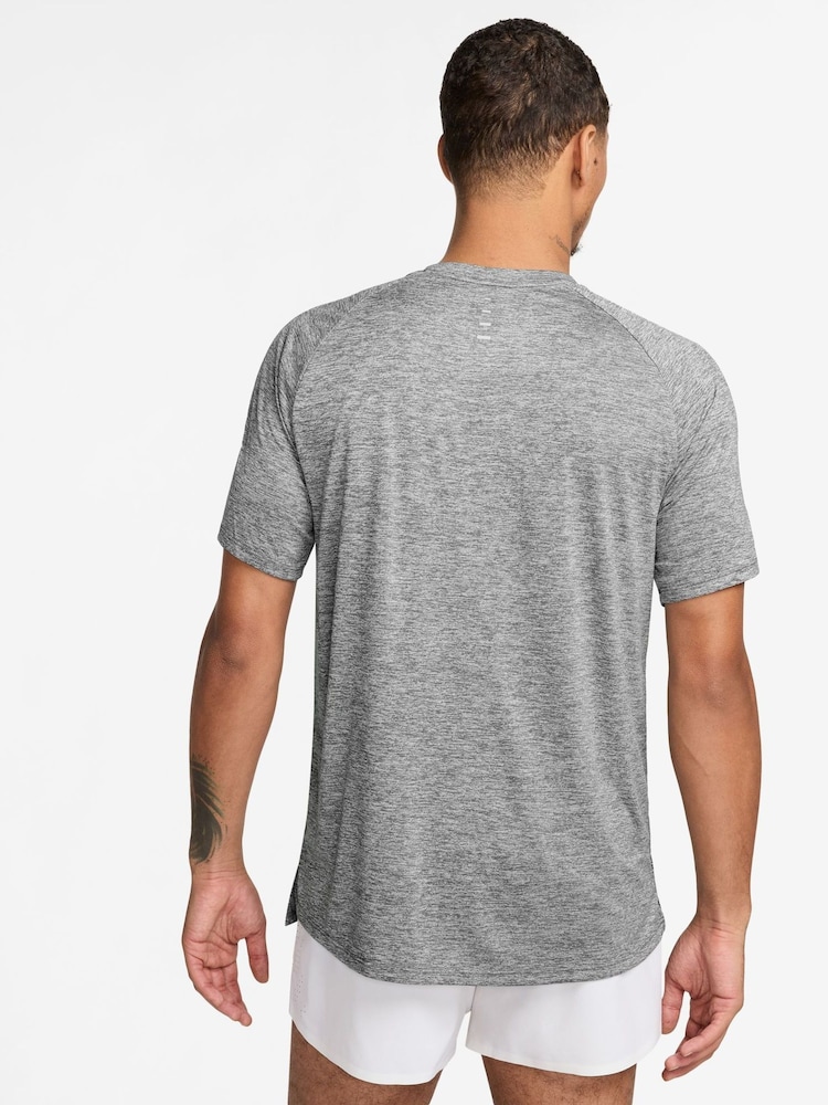 Rookgrijs - Nike Dri-FIT Stride Running T-Shirt - Image 3 of 5
