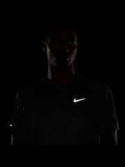 Rookgrijs - Nike Dri-FIT Stride Running T-Shirt - Image 5 of 5