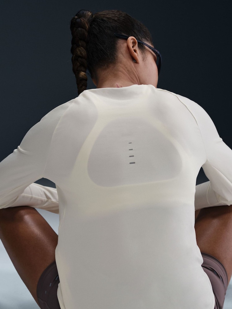 Nike Sail Swift Dri-FIT UV Long Sleeve Crew Neck Running Top - Image 4 of 4 Nike Sail Swift Dri-FIT UV Long Sleeve Crew Neck Running Top - Image 4 of 4