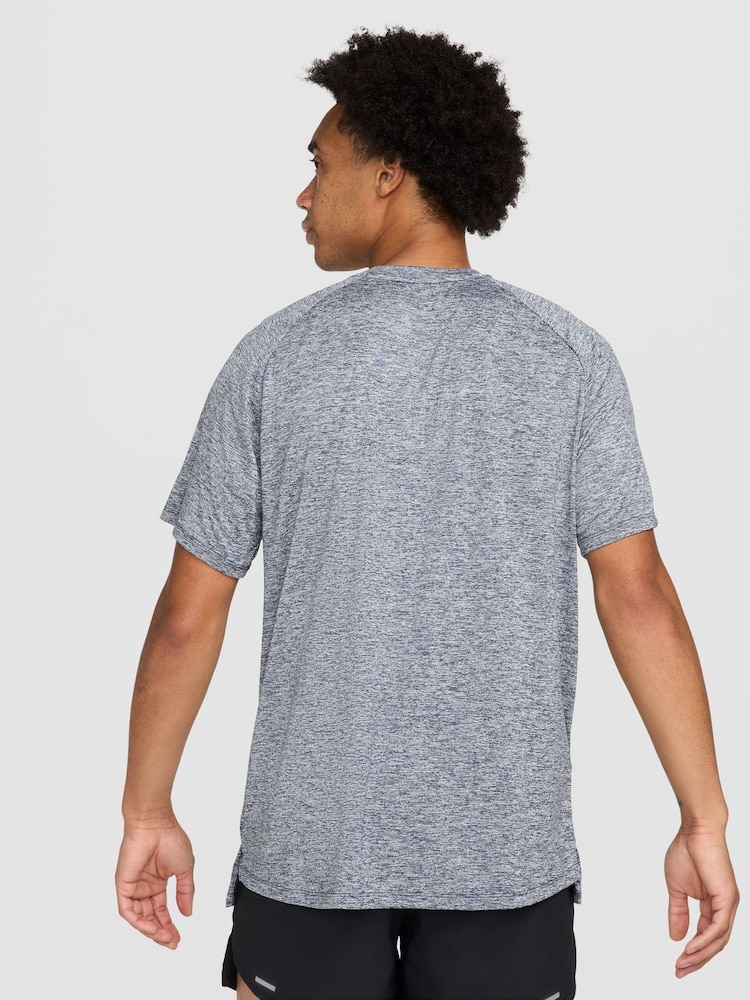 Thunder Blue (синий) - Nike Dri-FIT Stride Running T-Shirt - Изображение 2 из 10