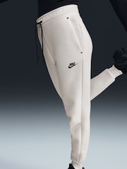 Светло-бежевый/слоновая кость - Флисовые спортивные брюки Nike Sportswear Tech - Изображение 4 из 5