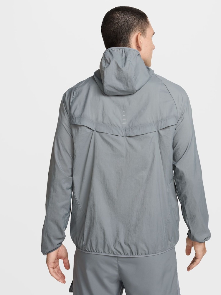 Rookgrijs - Nike Dri-FIT Stride Woven Running Jacket - Image 2 of 9
