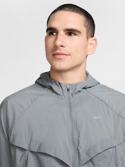 Rookgrijs - Nike Dri-FIT Stride Woven Running Jacket - Image 3 of 9