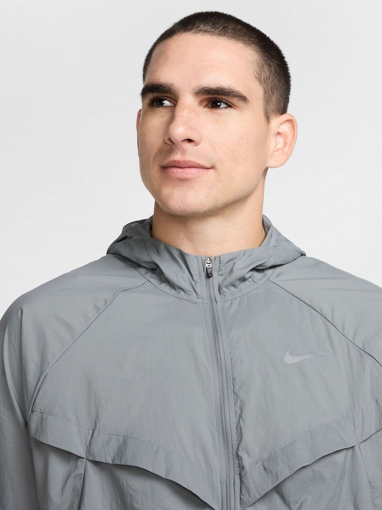Rookgrijs - Nike Dri-FIT Stride Woven Running Jacket - Image 3 of 9