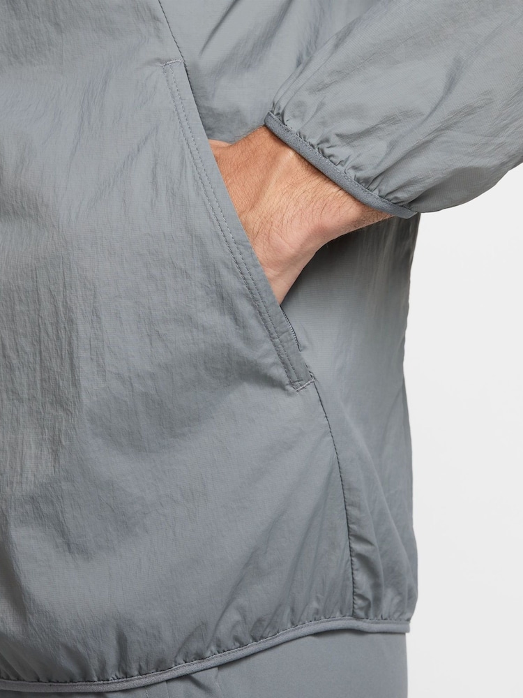 Rookgrijs - Nike Dri-FIT Stride Woven Running Jacket - Image 4 of 9
