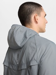 Rookgrijs - Nike Dri-FIT Stride Woven Running Jacket - Image 8 of 9