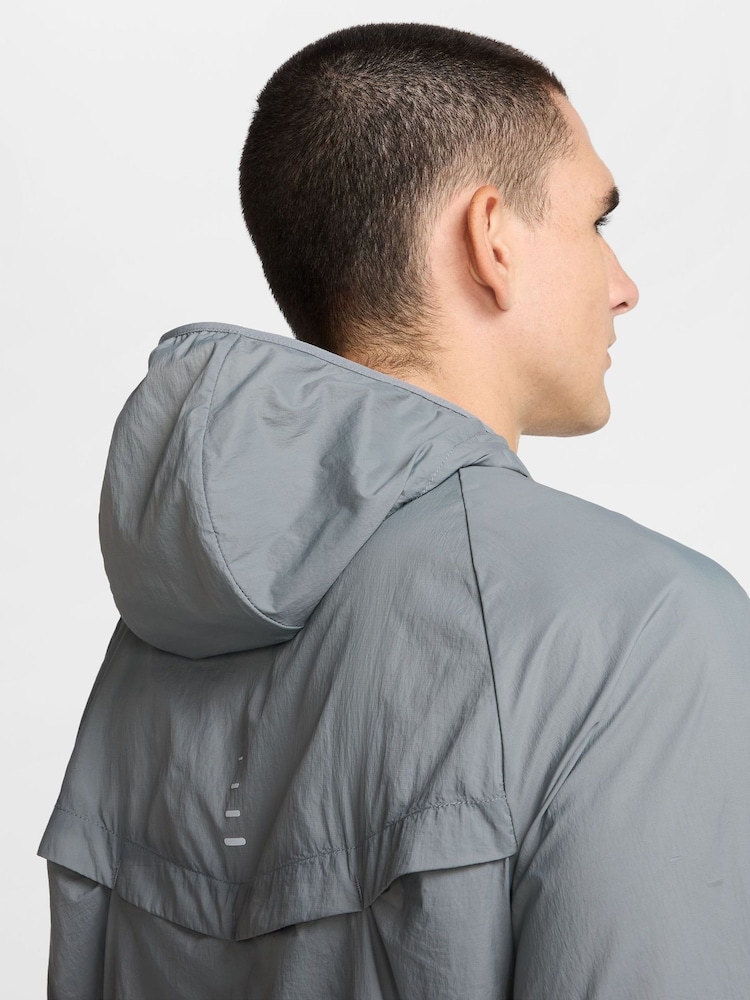 Rookgrijs - Nike Dri-FIT Stride Woven Running Jacket - Image 8 of 9