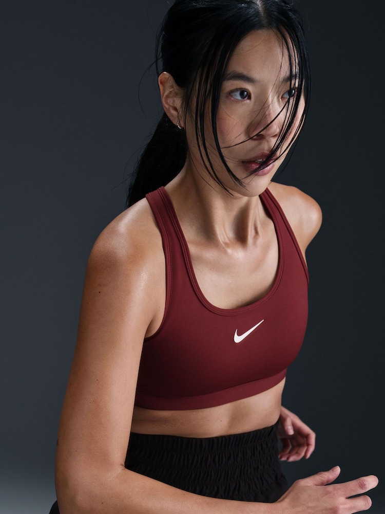 Donker team rood - Nike Medium Swoosh Support Padded Sports Bra - Image 3 of 10