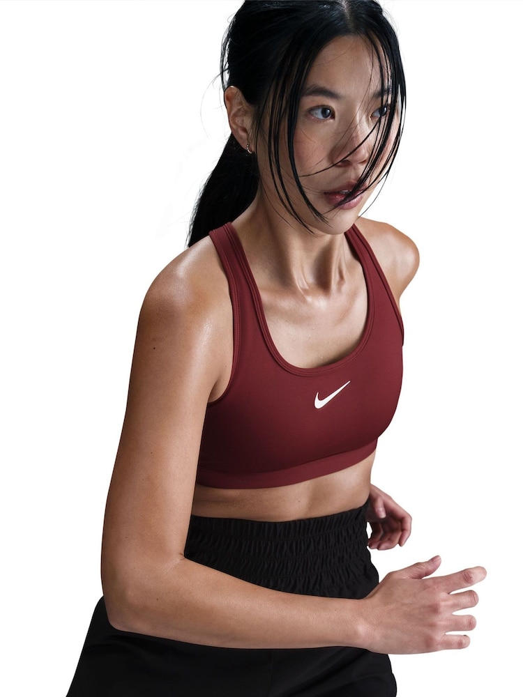 Donker team rood - Nike Medium Swoosh Support Padded Sports Bra - Image 8 of 10