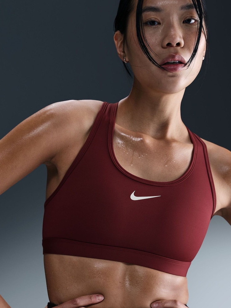 Donker team rood - Nike Medium Swoosh Support Padded Sports Bra - Image 9 of 10