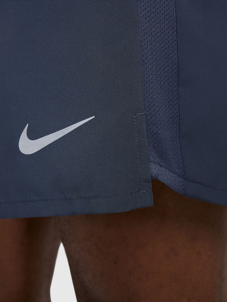 Azul trueno - 7 pulgadas - Pantalones cortos sin forro para correr Dri-FIT Challenger de Nike - Imagen 7 de 7