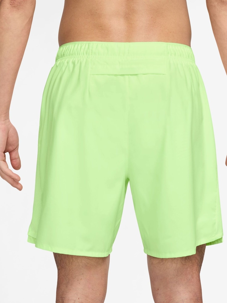 Limettengrün - Nike Challenger Dri-fit 2-in-1-Laufshorts, 7 Zoll - Bild 2 von 5