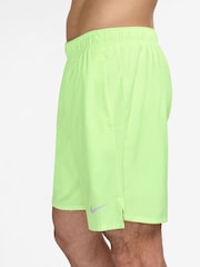 Limettengrün - Nike Challenger Dri-fit 2-in-1-Laufshorts, 7 Zoll - Bild 3 von 5