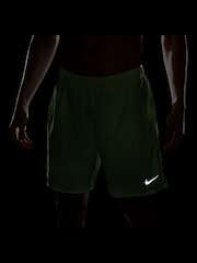 Limettengrün - Nike Challenger Dri-fit 2-in-1-Laufshorts, 7 Zoll - Bild 5 von 5