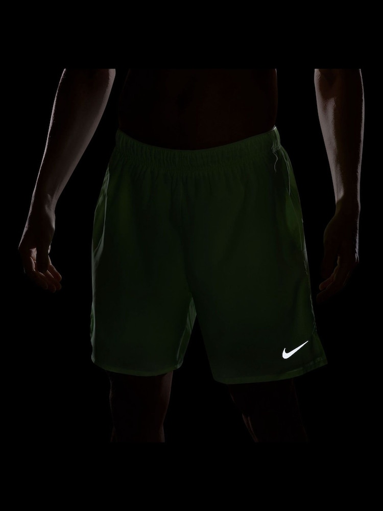 Limettengrün - Nike Challenger Dri-fit 2-in-1-Laufshorts, 7 Zoll - Bild 5 von 5