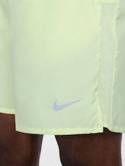 Лаймово-зелений - 7 Дюйм - Nike Шорти для бігу Challenger Dri-FIT 7 дюймів на підкладці - Image 6 of 9