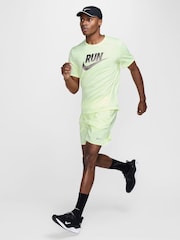 Лаймово-зелений - 7 Дюйм - Nike Шорти для бігу Challenger Dri-FIT 7 дюймів на підкладці - Image 8 of 9