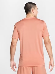 Абрикосово-оранжевый - Спортивная футболка Nike Dri-FIT Legend  - Изображение 2 из 4