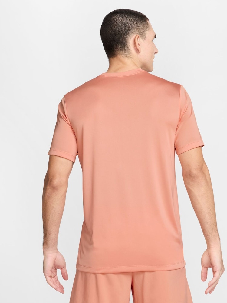 Абрикосово-оранжевый - Спортивная футболка Nike Dri-FIT Legend  - Изображение 2 из 4