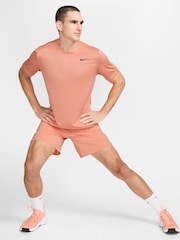 Абрикосово-оранжевый - Спортивная футболка Nike Dri-FIT Legend  - Изображение 3 из 4