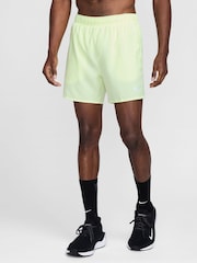 Lime Grön - Regelbunden - Nike Dri-FIT Challenger 5 tums Kalsonger-fodrade löparshorts - Bild 1 av 8