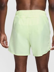 Lime Grön - Regelbunden - Nike Dri-FIT Challenger 5 tums Kalsonger-fodrade löparshorts - Bild 2 av 8
