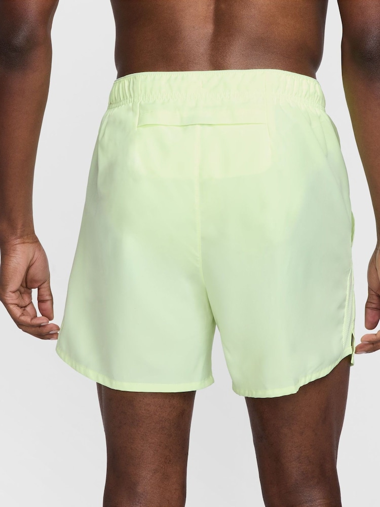 Lime Grön - Regelbunden - Nike Dri-FIT Challenger 5 tums Kalsonger-fodrade löparshorts - Bild 2 av 8