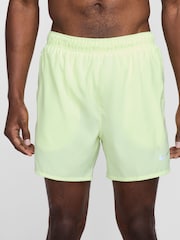 Lime Grön - Regelbunden - Nike Dri-FIT Challenger 5 tums Kalsonger-fodrade löparshorts - Bild 3 av 8
