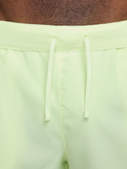 Lime Grön - Regelbunden - Nike Dri-FIT Challenger 5 tums Kalsonger-fodrade löparshorts - Bild 4 av 8