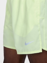 Lime Grön - Regelbunden - Nike Dri-FIT Challenger 5 tums Kalsonger-fodrade löparshorts - Bild 6 av 8