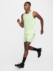 Lime Grön - Regelbunden - Nike Dri-FIT Challenger 5 tums Kalsonger-fodrade löparshorts - Bild 8 av 8